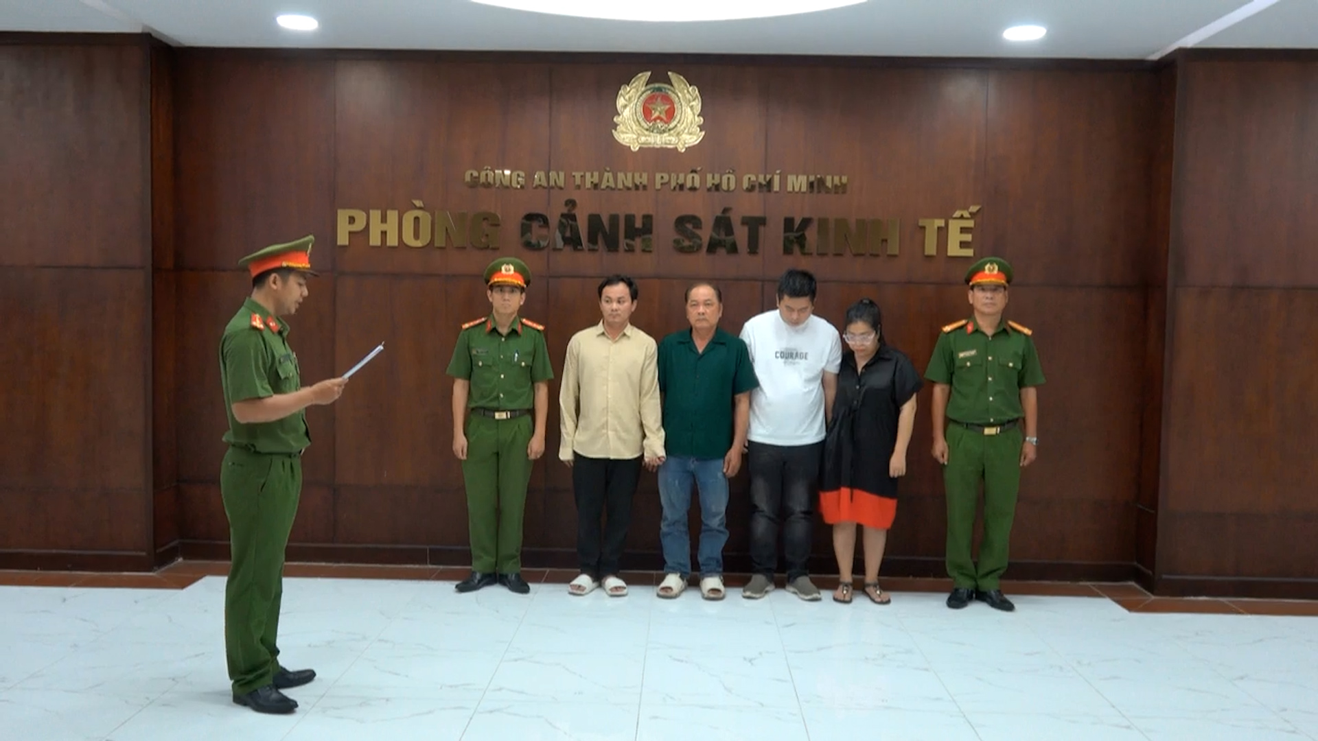 TP.HCM triệt phá đường dây sản xuất giấm giả từ axit công nghiệp