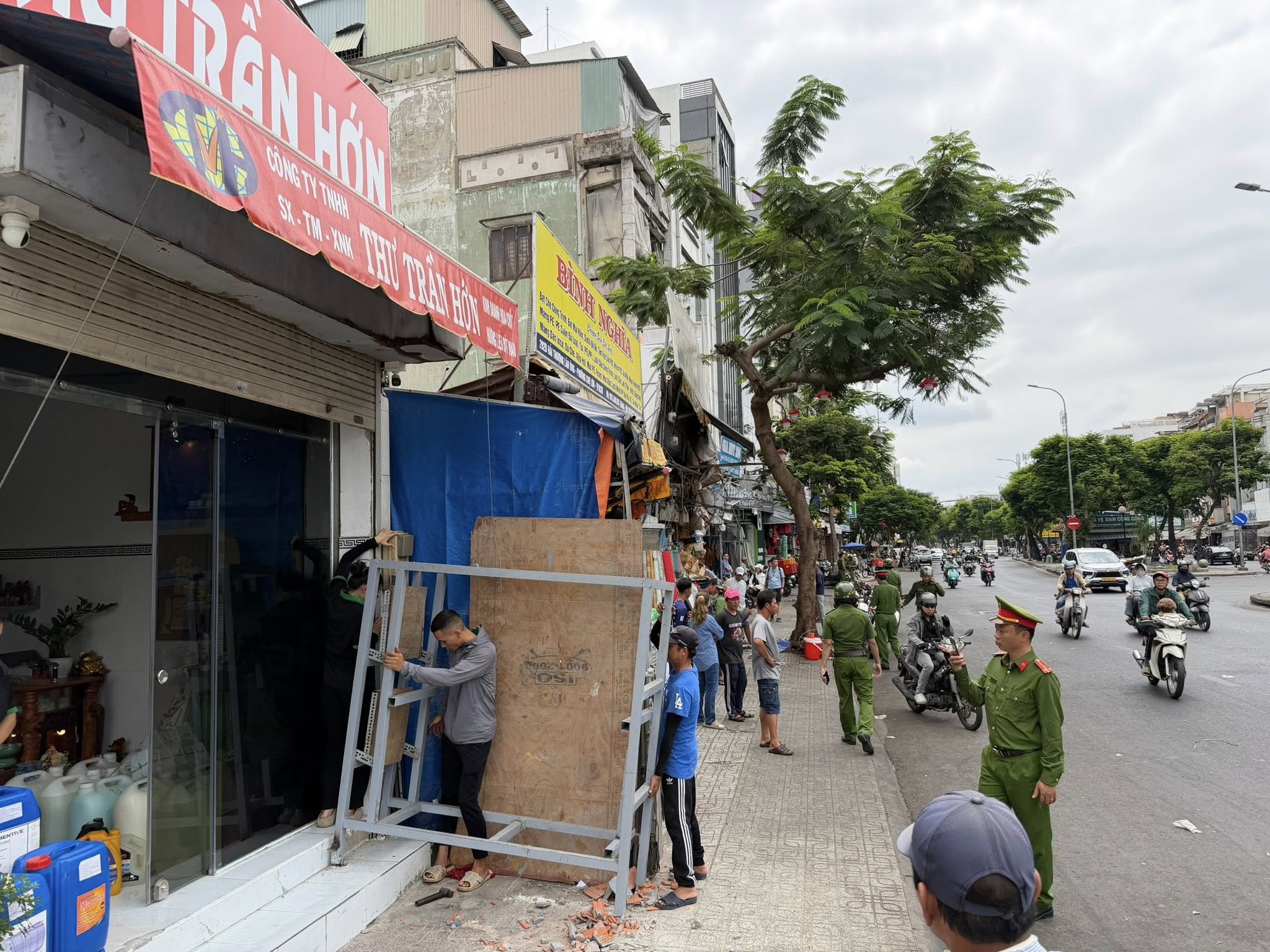 TP.HCM tìm chỗ buôn bán cho người dân sau khi xử lí lấn chiếm vỉa hè