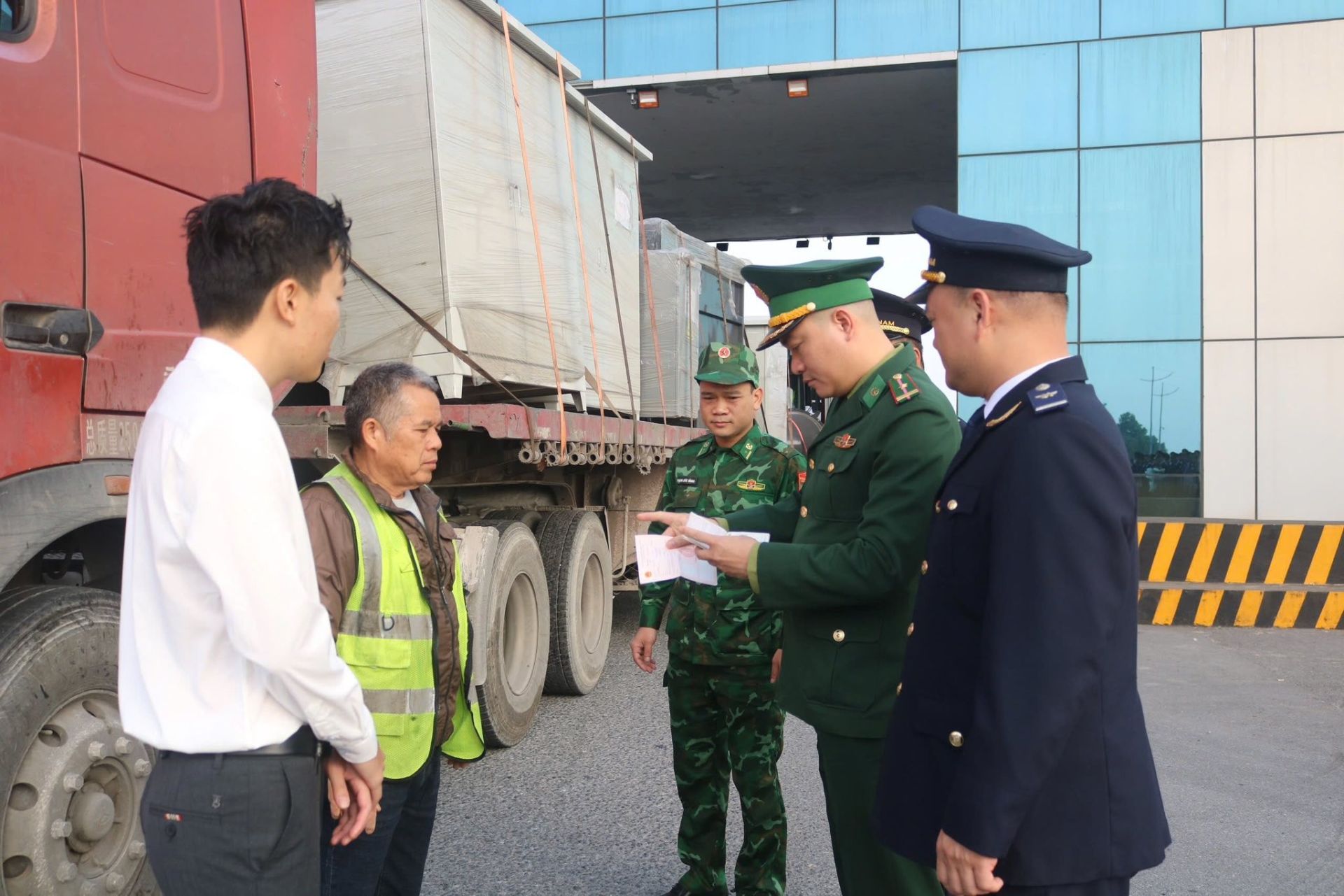 Thu ngân sách từ xuất nhập khẩu tháng 42026 đạt 46.974 tỷ đồng