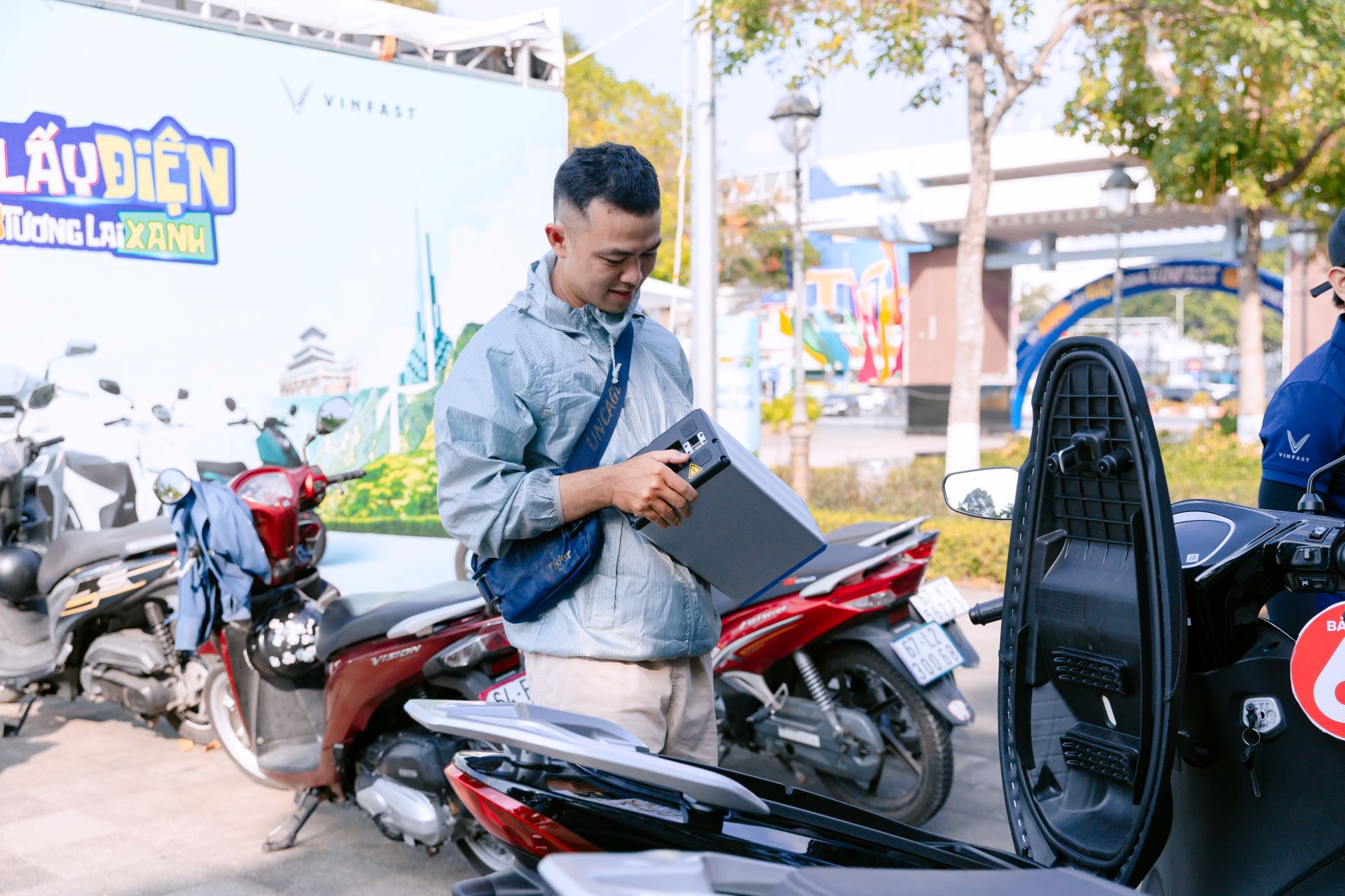 Người dân Cần Thơ hào hứng “đổi xăng lấy điện”, xe đổi pin trở thành tâm điểm “chốt đơn”
