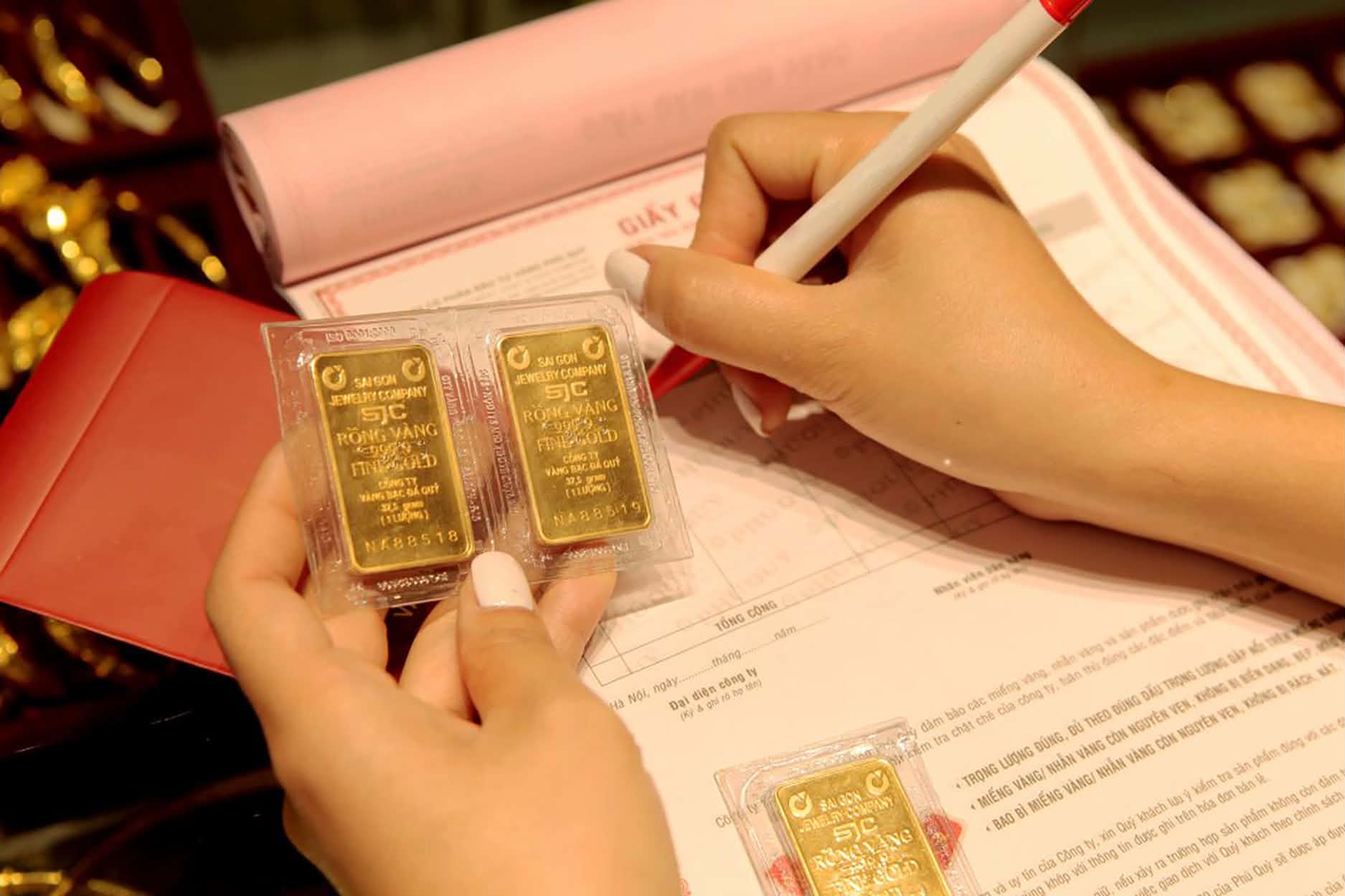 Nhận vàng trước, thanh toán sau Thỏa thuận dân sự hay rủi ro pháp lý
