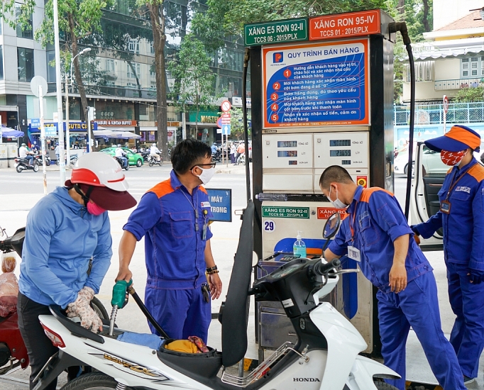 Giá xăng dầu hôm nay 155 Đồng loạt hạ nhiệt, RON95 lùi sát mốc 24.000 đồnglít