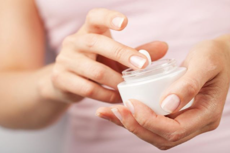Thu hồi, tiêu hủy trên toàn quốc gần 800 loại son, kem chống nắng, sữa tắm