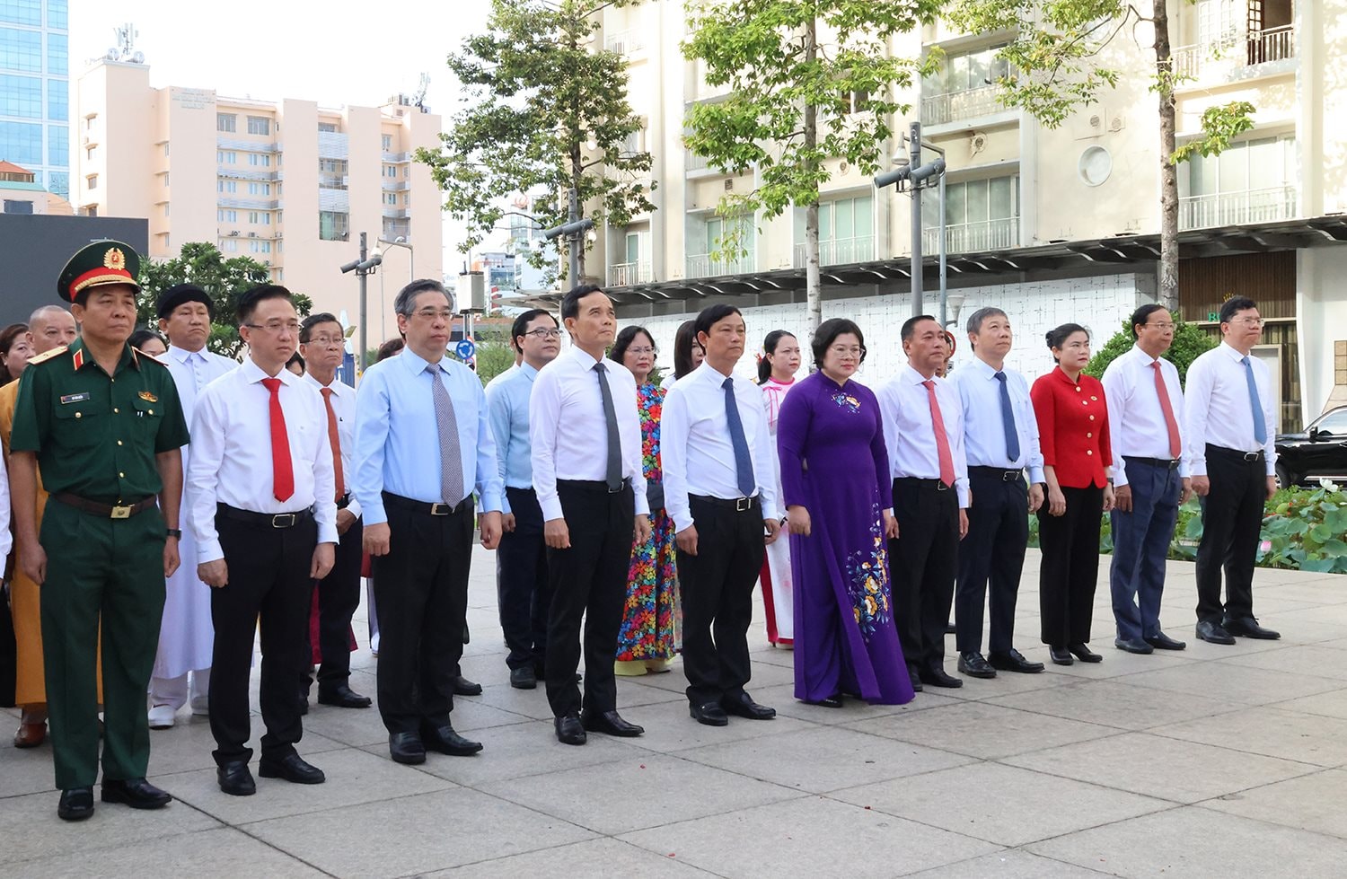 Lãnh đạo TP.HCM dâng hoa tưởng nhớ Chủ tịch Hồ Chí Minh