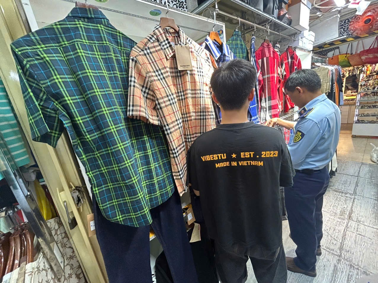 TP.HCM quyết liệt xử lý "điểm nóng" bán hàng giả
