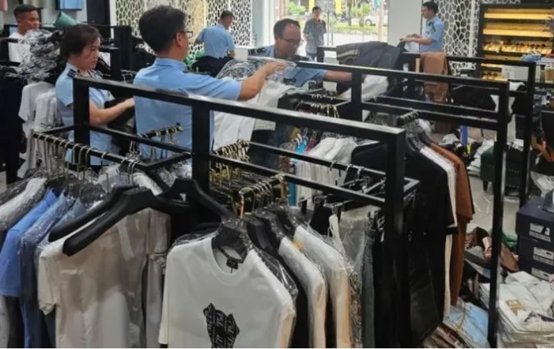 Tạm giữ gần 2.000 sản phẩm thời trang nghi giả nhãn hiệu, trị giá hơn 1,7 tỷ đồng