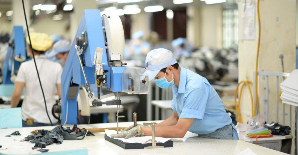 Xuất khẩu sợi tăng tốc, may mặc chững lại giữa áp lực lạm phát toàn cầu