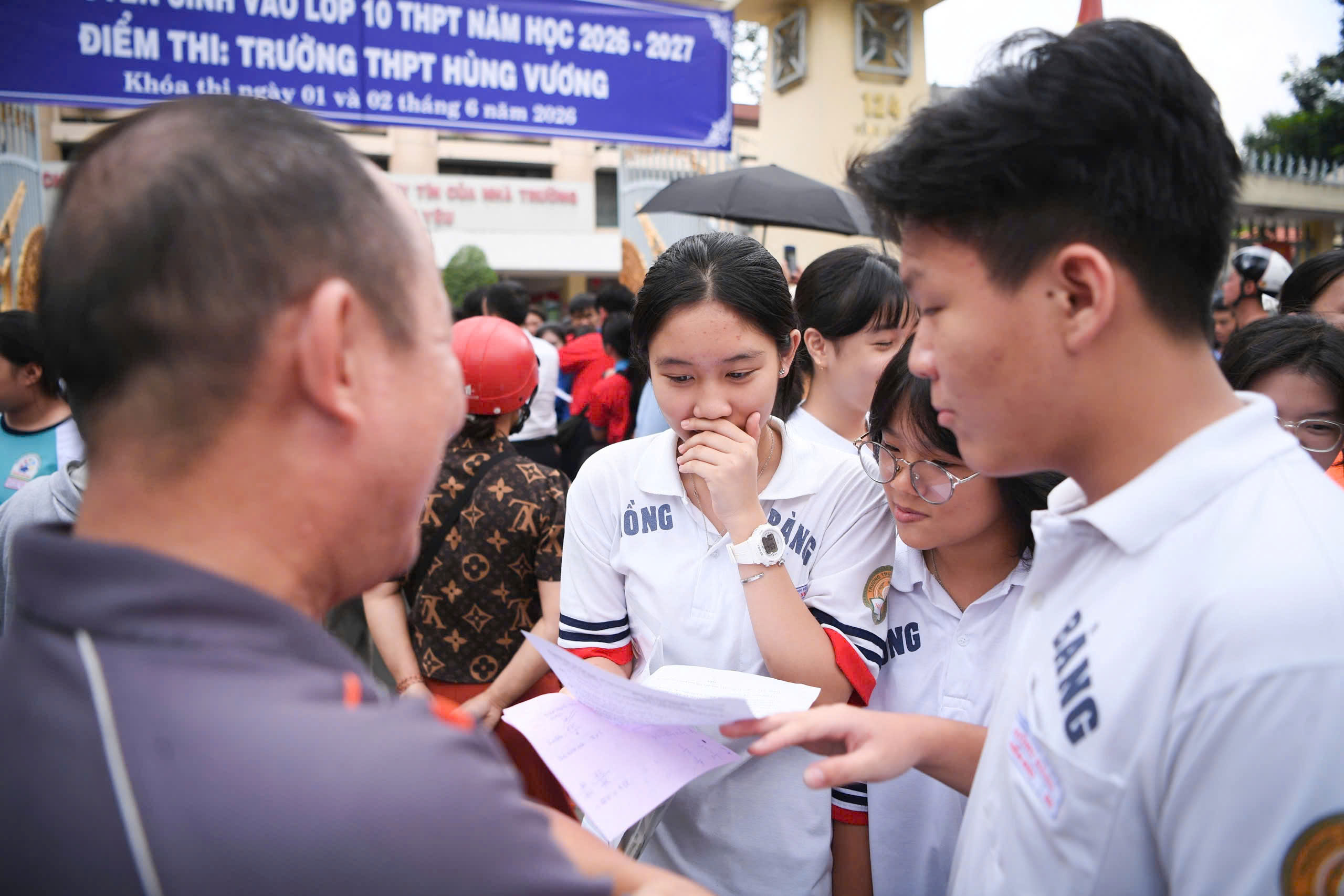 Sĩ tử TP.HCM bước vào ngày thi cuối kì thi tuyển sinh lớp 10