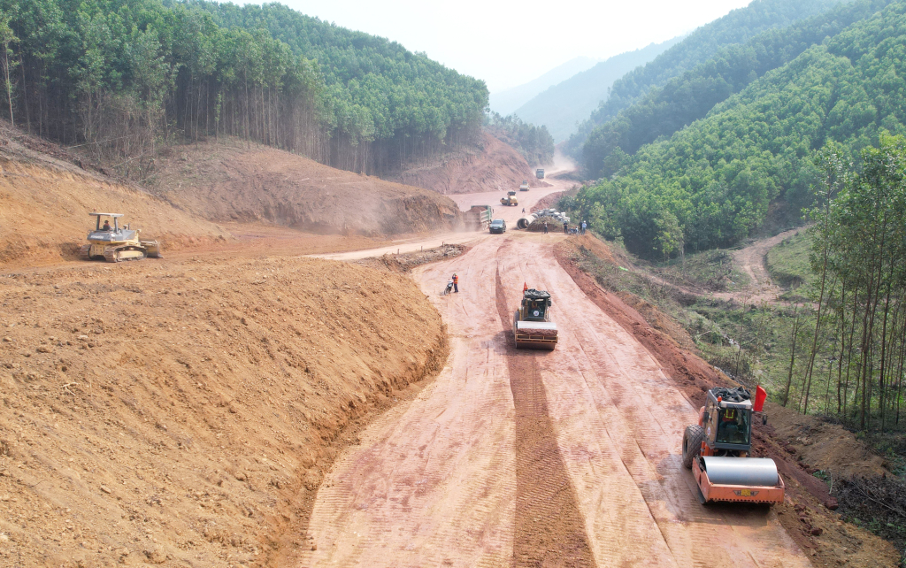 Thu ngân sách Nhà nước 5 tháng đạt 53 dự toán tăng hơn 15 so với cùng kỳ