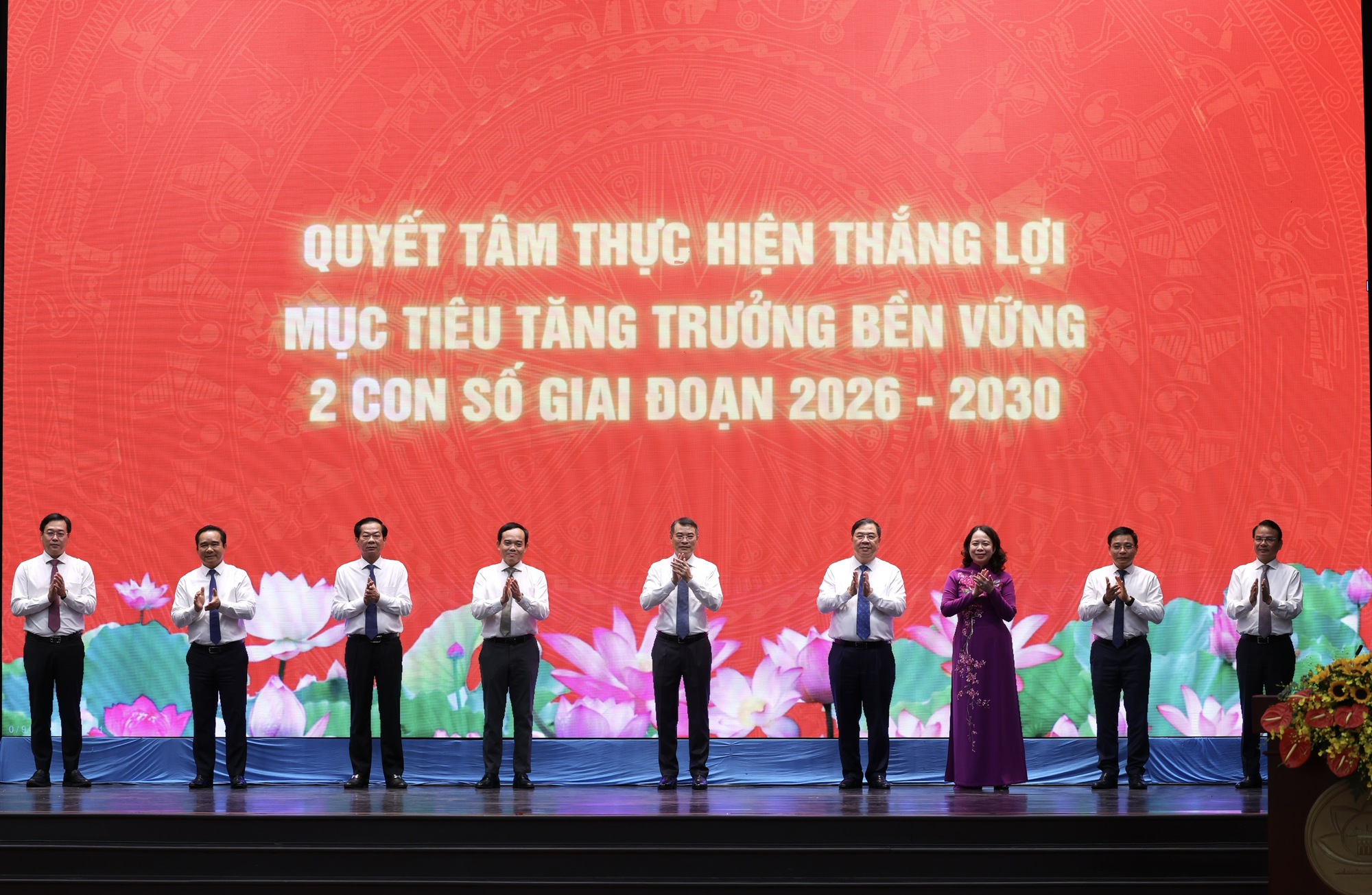 Phát động Phong trào thi đua quyết tâm thực hiện thắng lợi mục tiêu tăng trưởng bền vững '2 con số'