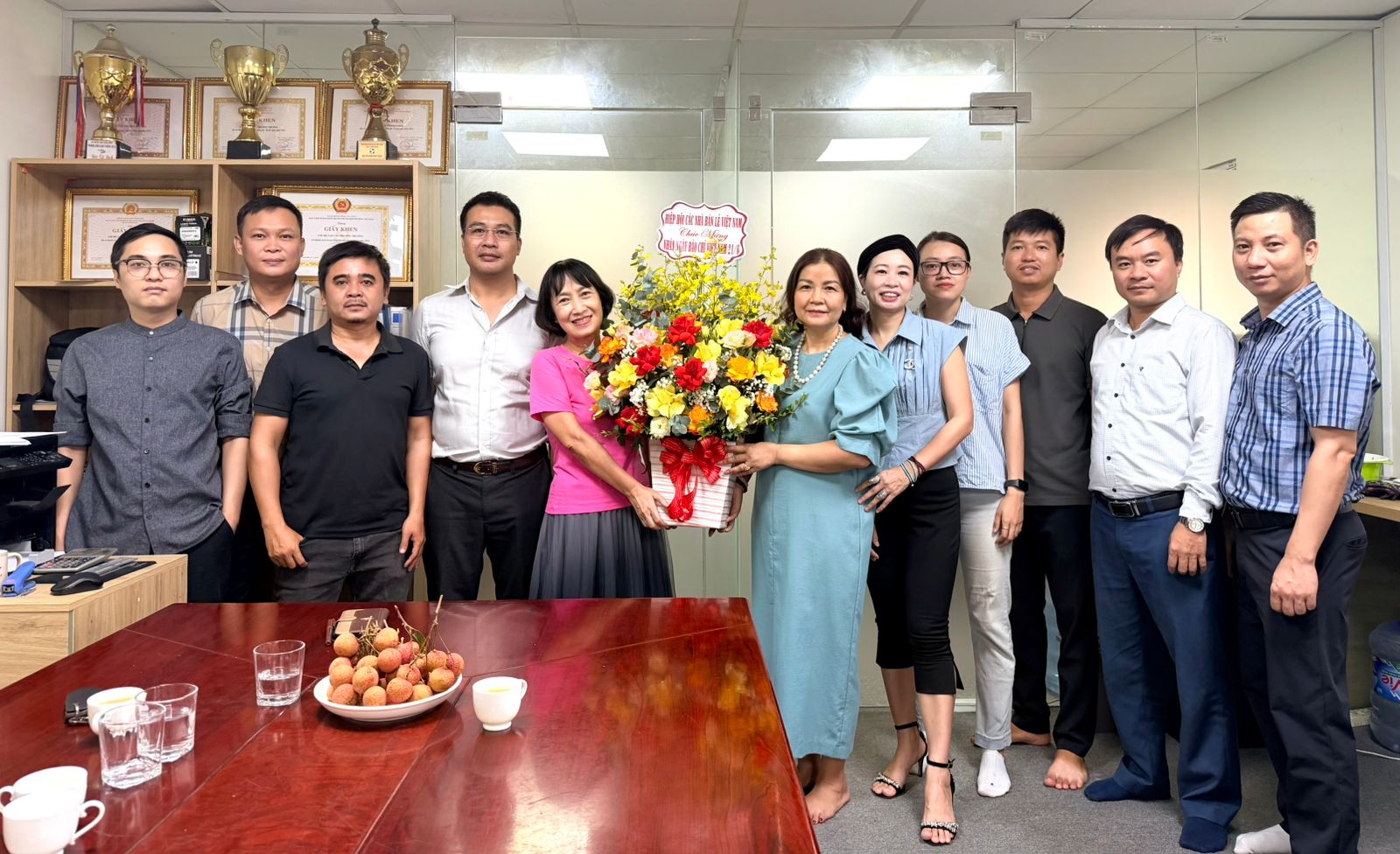 Chủ tịch 98Win-Nổ Hũ,Bắn Cá,Thể Thao,Casino Live,Game Bài,Đá Gà Các nhà bán lẻ Việt Nam thăm, chúc mừng Tạp chí Thương Trường nhân Ngày Báo chí Cách mạng Việt Nam