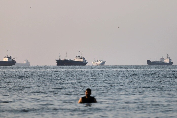 Tàu chở dầu nối đuôi nhau qua eo biển Hormuz sau thoả thuận Mỹ - Iran