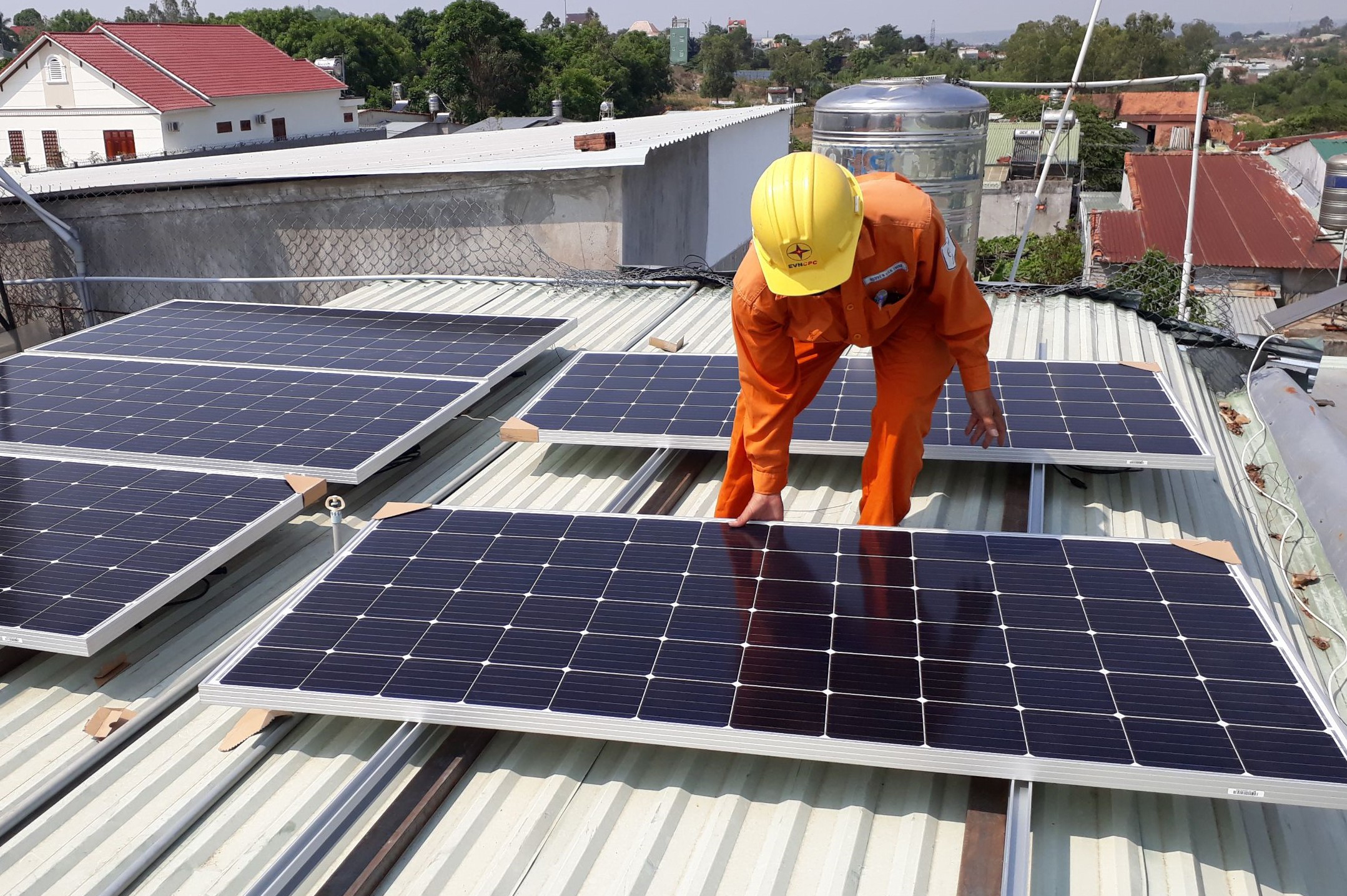 EVN đề nghị làm rõ hiệu quả điện mặt trời tích hợp pin lưu trữ