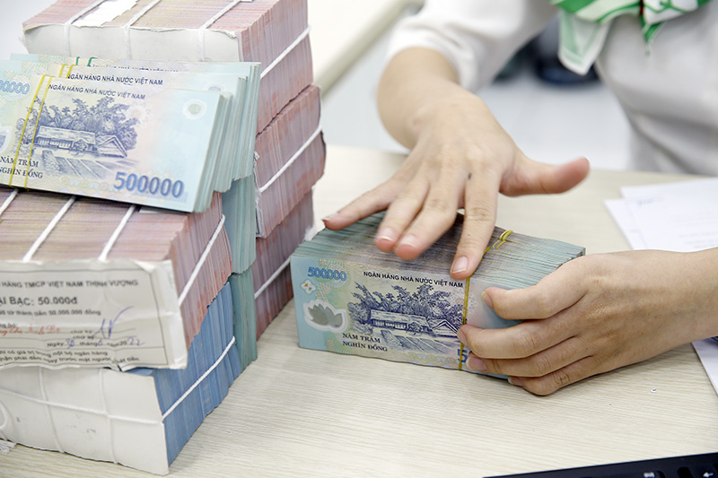Lãi suất huy động hạ nhiệt, lãi suất liên ngân hàng biến động mạnh cuối quý II