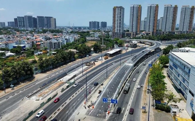 Đầu tư công 6 tháng đạt 35,5% kế hoạch, hai dự án đường sắt trọng điểm giải ngân còn chậm