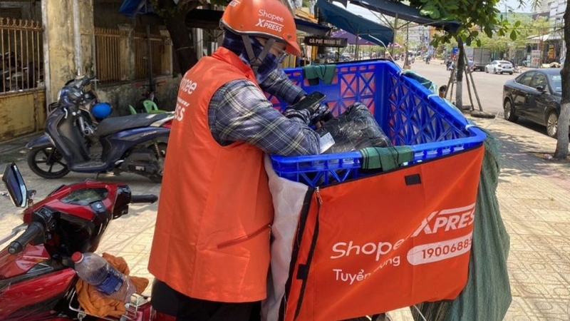Phí sàn tăng, giá hàng trực tuyến đội thêm 33%