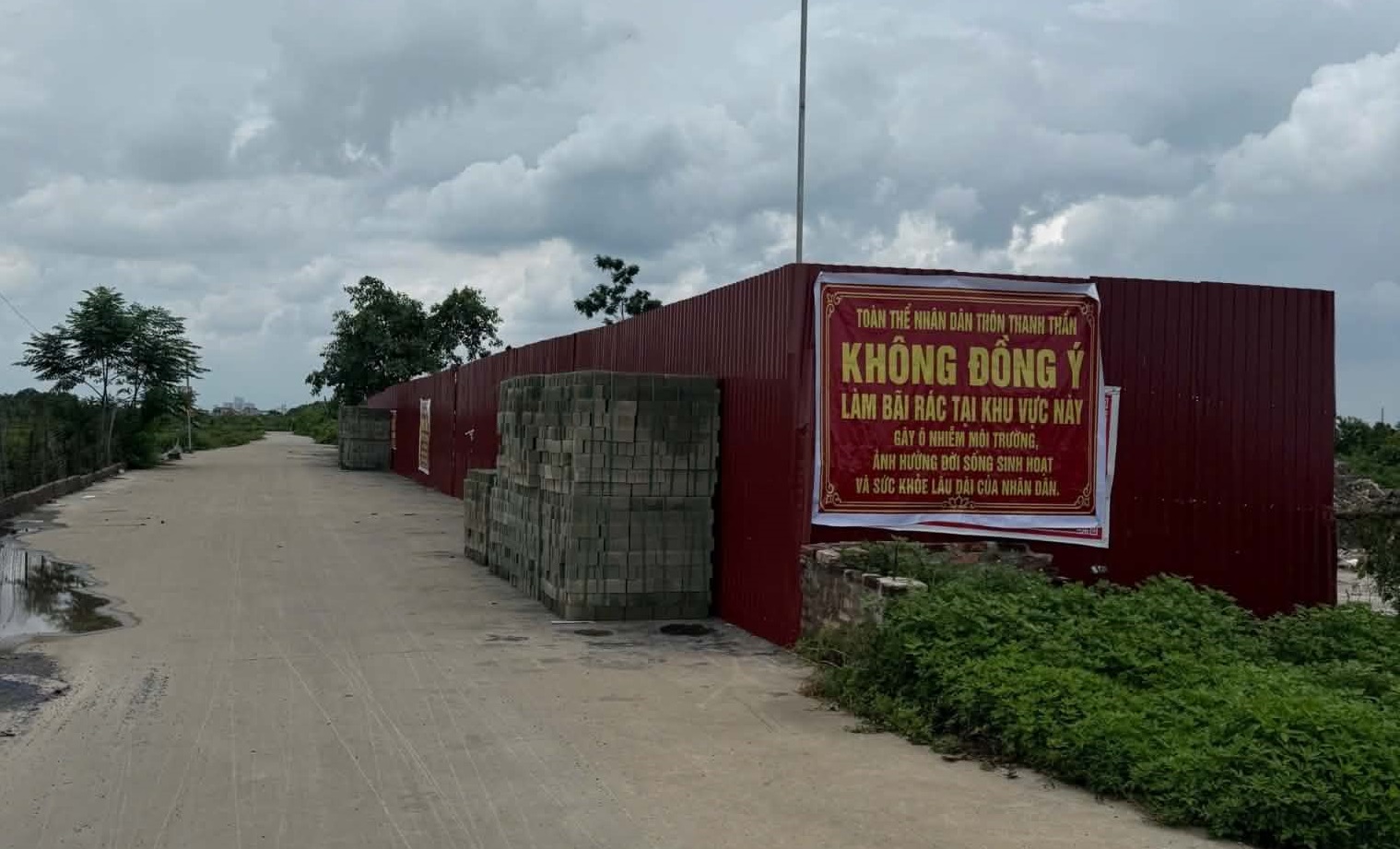 Xã Bình Minh (Hà Nội) Người dân lo ngại bãi tập kết rác quá gần khu dân cư