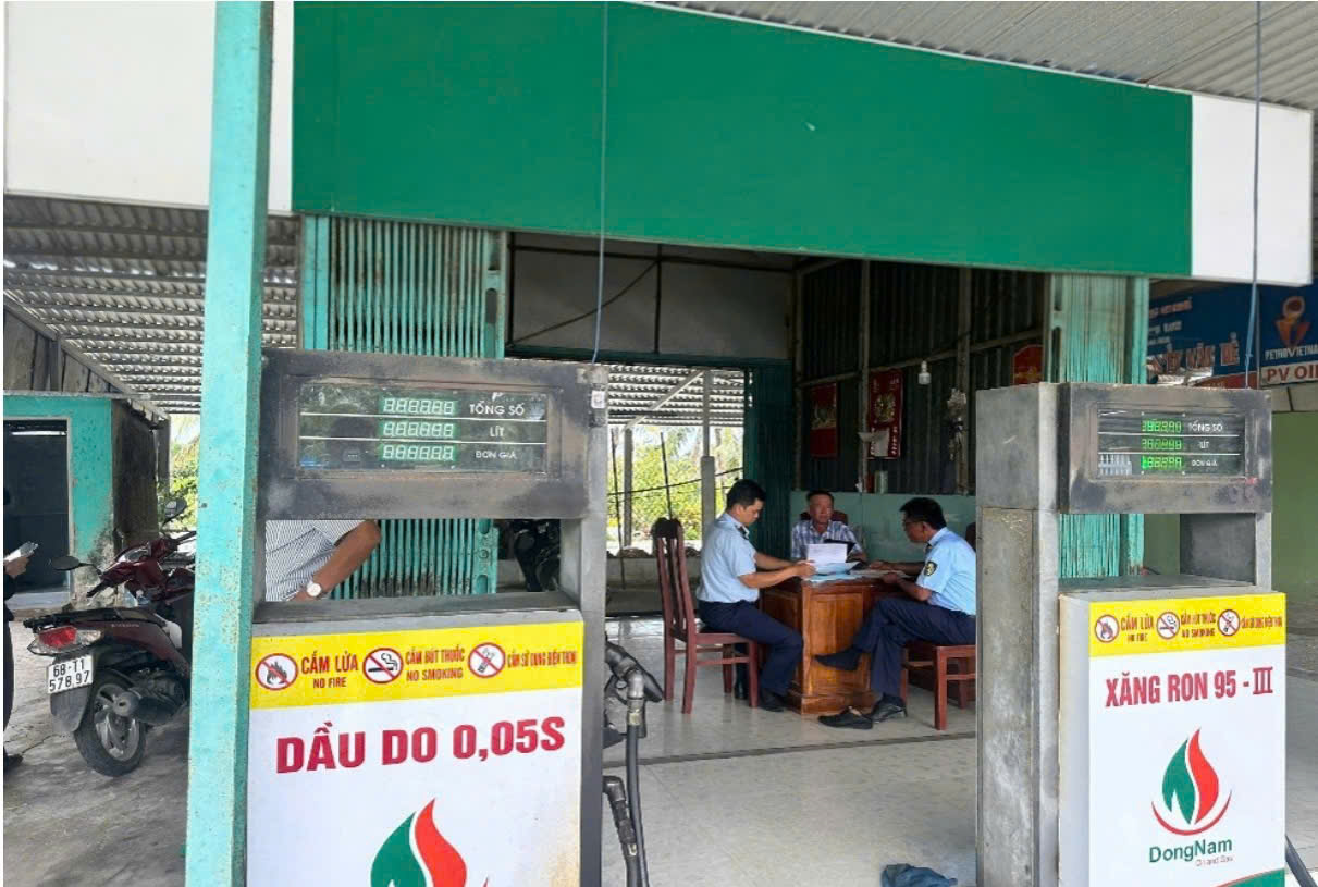 Kinh doanh xăng dầu khi giấy phép hết hiệu lực một doanh nghiệp bị phạt 45 triệu đồng