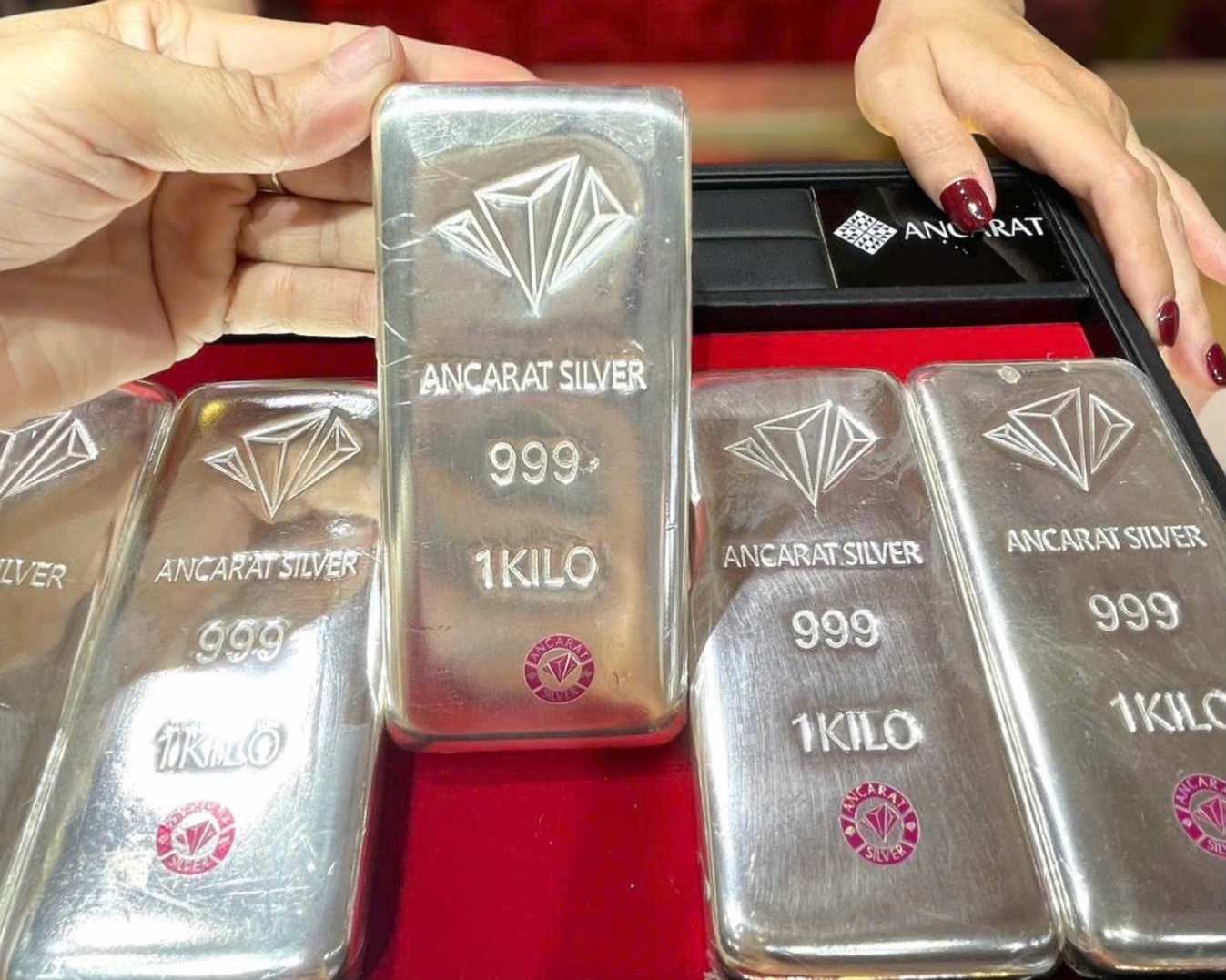 Giá bạc trong nước, quốc tế đồng loạt sụt giảm hơn 1 triệu đồngkg