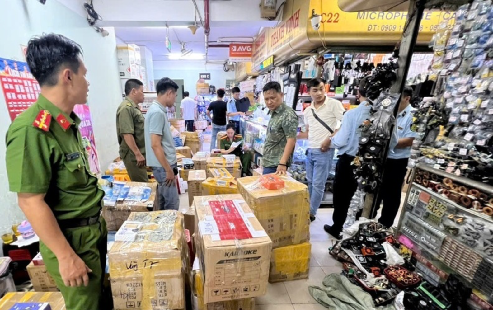 TP.HCM Tạm giữ lô trang sức nghi giả mạo loạt thương hiệu xa xỉ, trị giá niêm yết hơn 1,3 tỷ đồng