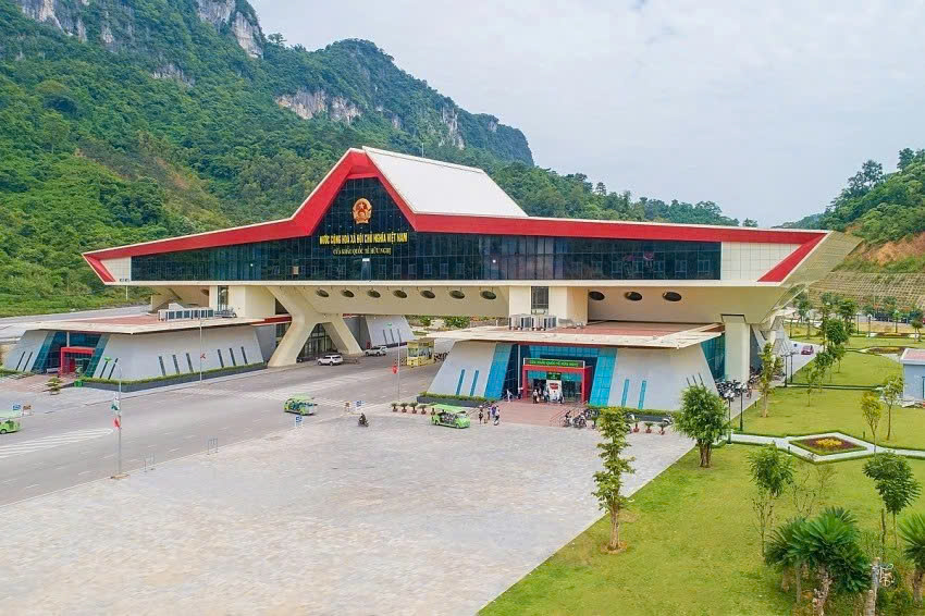 Hơn 353.000 xe chở hàng xuất nhập khẩu thông quan qua cửa khẩu tại Lạng Sơn