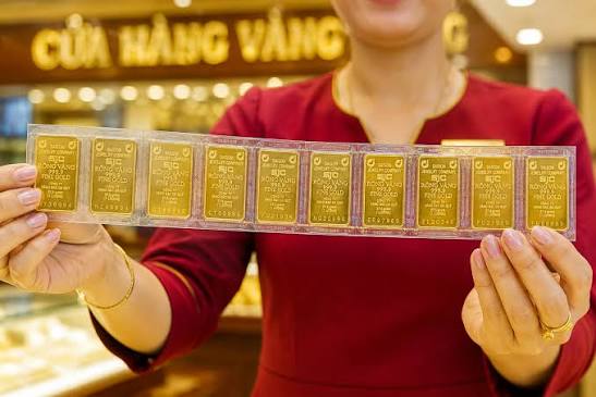 Giá vàng lao dốc, xóa sạch đà tăng ba phiên liên tiếp