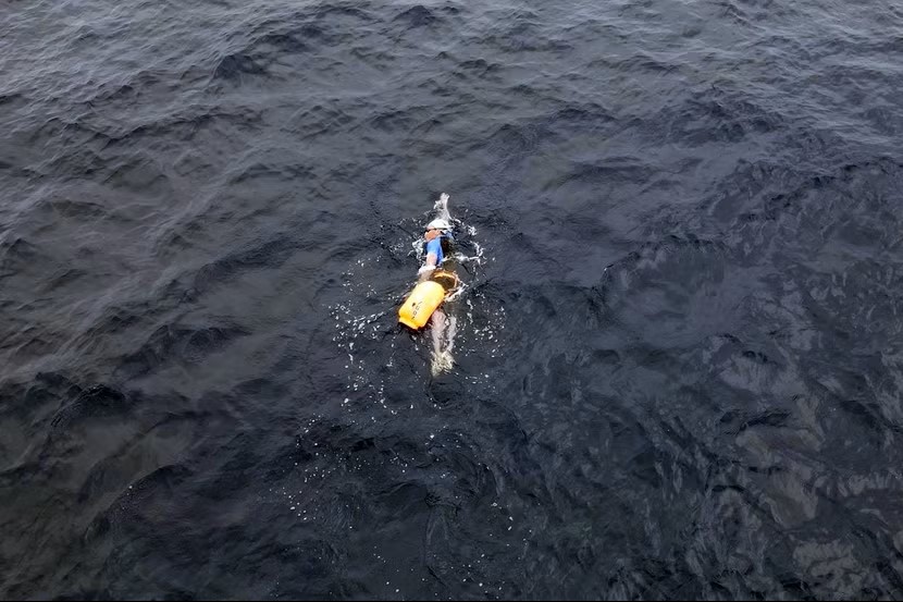 17 giờ xé sóng biển đêm Kình ngư khuyết tật và hành trình vượt giới hạn con người