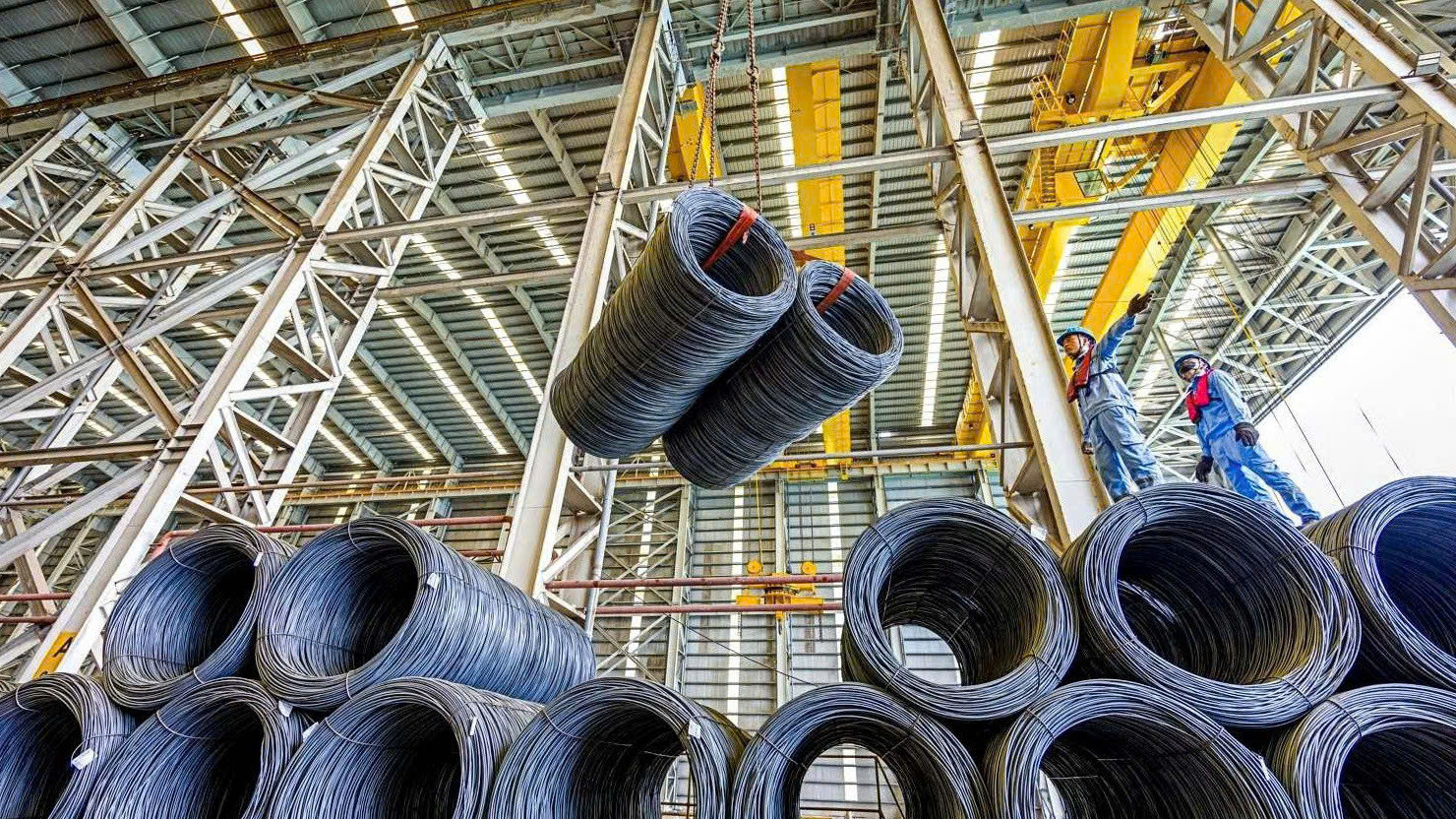 Một doanh nghiệp điều chỉnh tăng giá thép cuộn thêm 100.000 đồngtấn