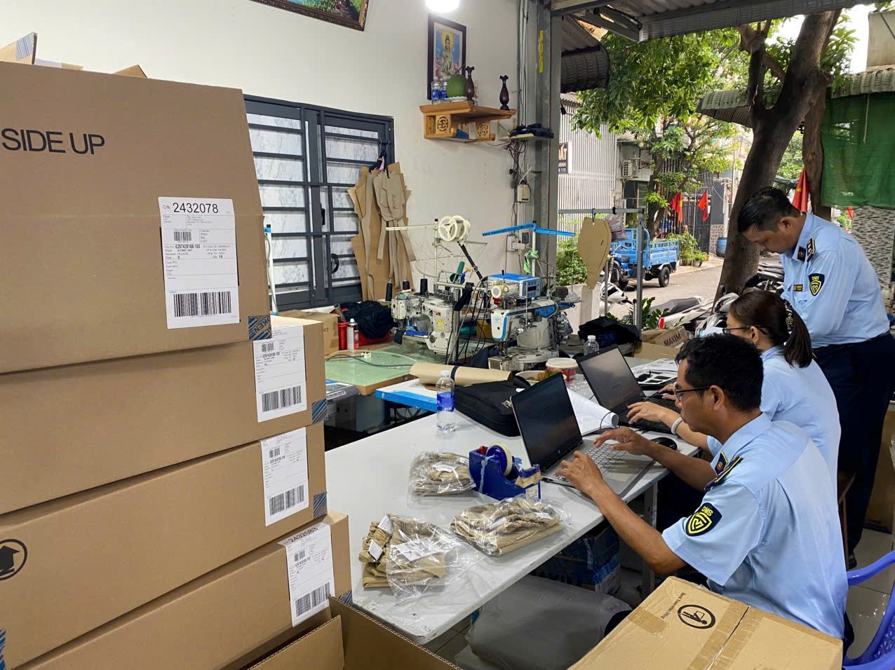 TP.HCM: Phát hiện cơ sở sản xuất, chứa trữ quần áo nghi giả mạo nhãn hiệu NIKE
