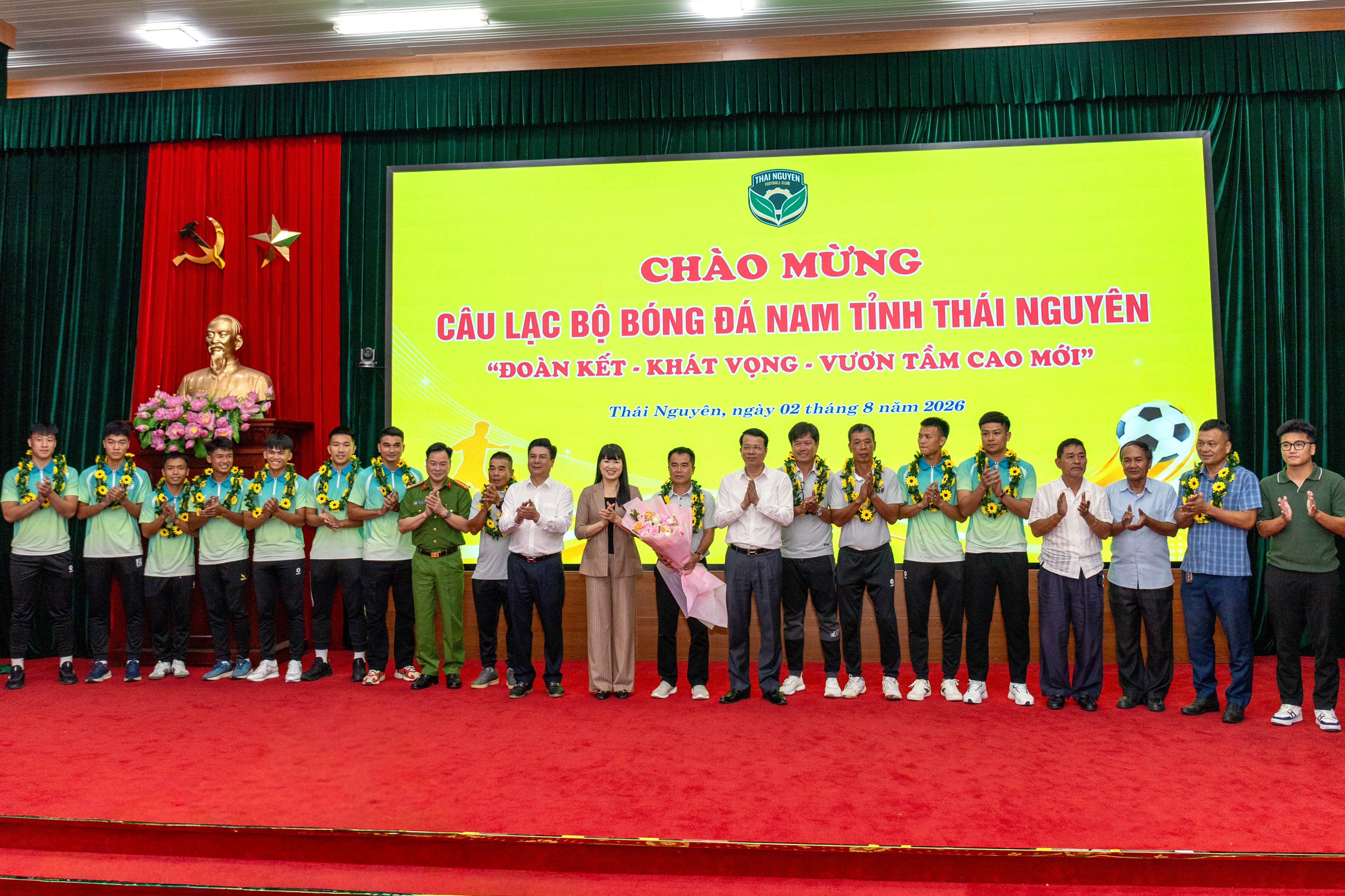 Bầu Hiển Trao bóng đá một quê hương