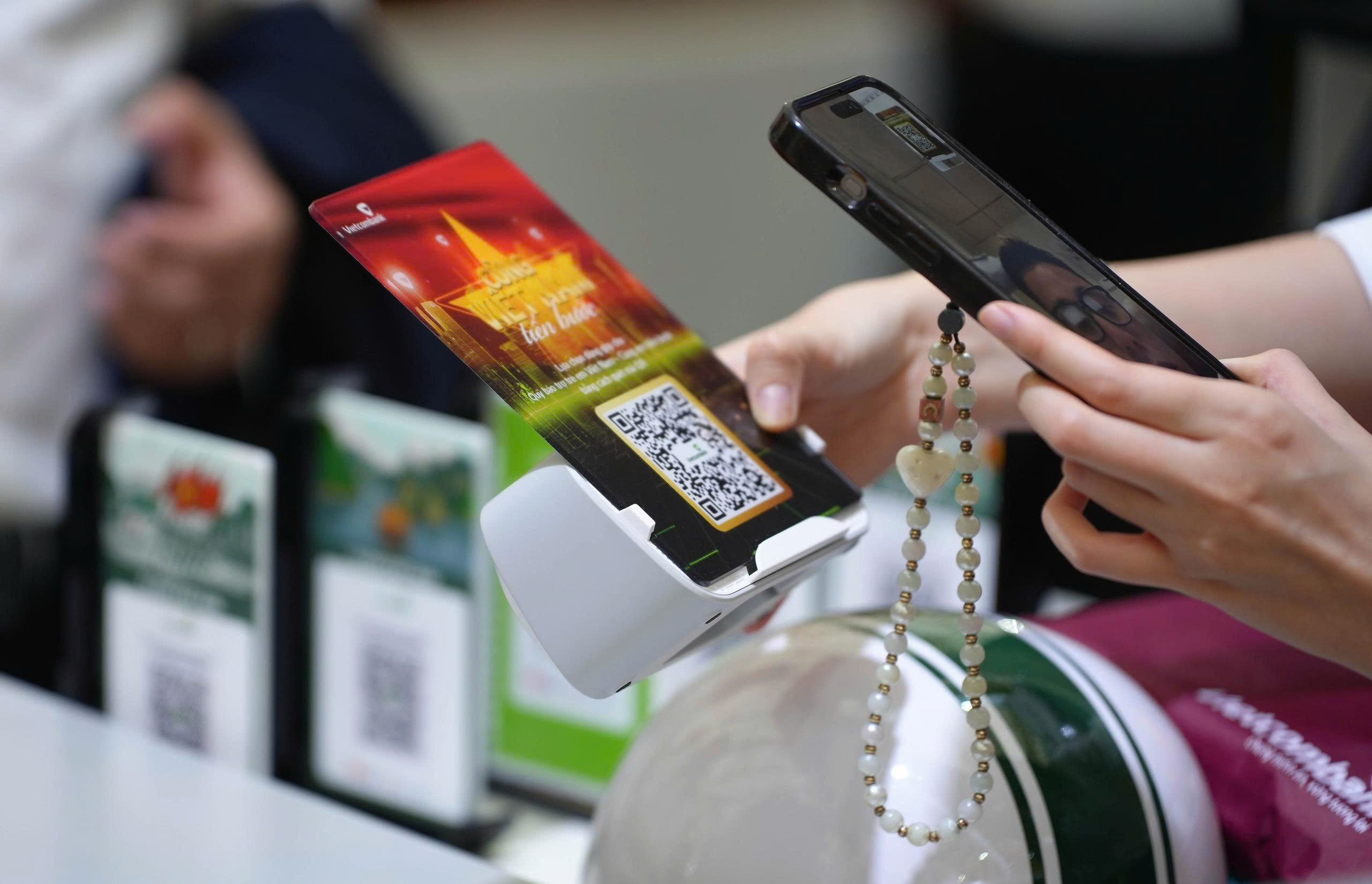 Chiếc smartphone dần thay thế phòng giao dịch