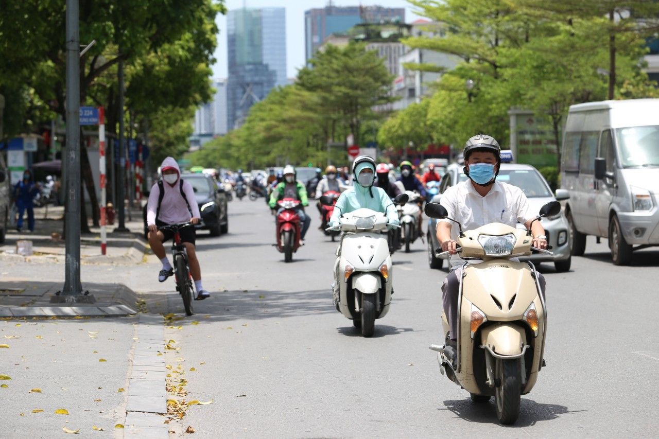 Thời tiết Bắc Bộ nắng nóng, nhiều nơi có mưa dông