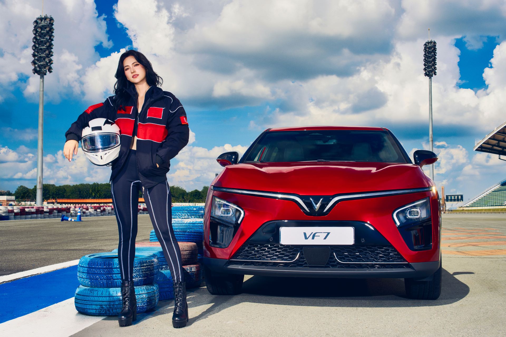 Tự lái xe đi du lịch hè cùng gia đình, chủ xe VinFast VF 7 hào hứng: Xe không chỉ chở người mà “gánh” cả chuyến đi 