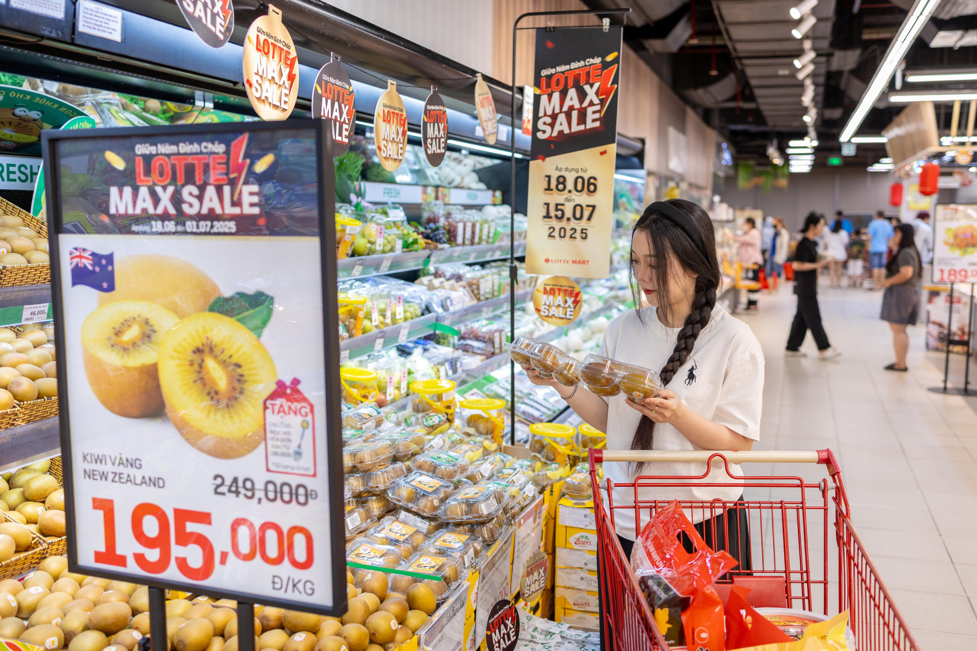 Người tiêu dùng thắt chặt chi tiêu hay chuyển sang mua sắm thông minh?