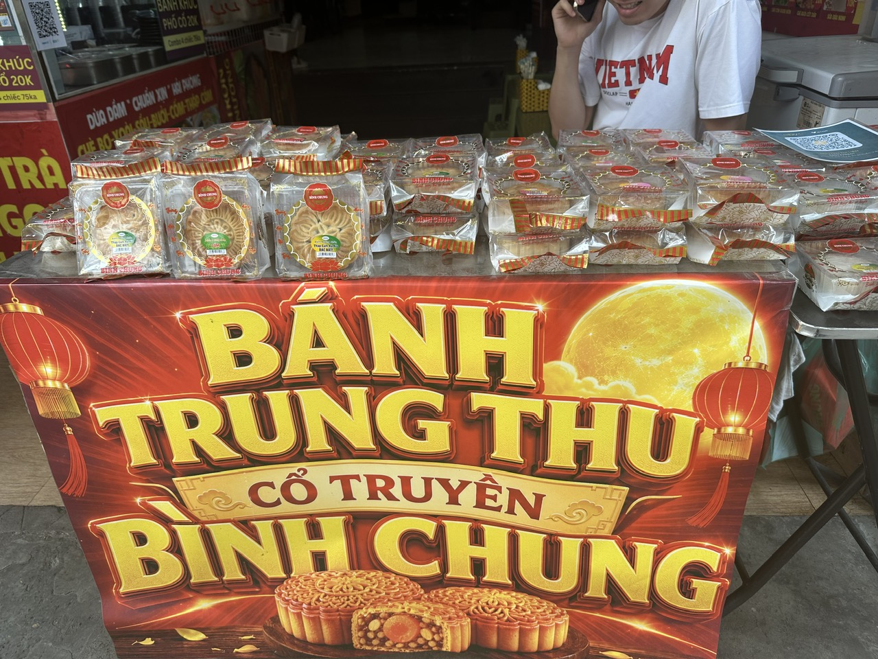 Bánh Trung thu len vào chợ dân sinh, nỗi lo an toàn thực phẩm vào mùa cao điểm