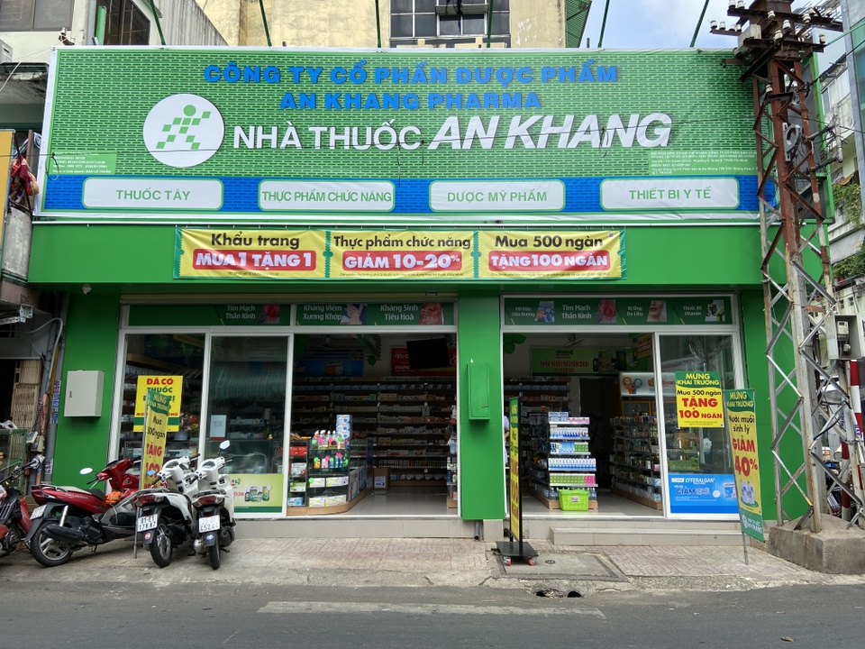 Nhiều nhà thuốc tại TP Hồ Chí Minh bị xử phạt, lộ loạt vi phạm từ bán thuốc kê đơn đến bảo quản thuốc