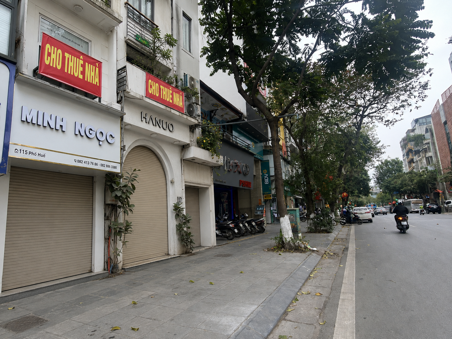 Siết vỉa hè, mặt bằng bán lẻ nhà phố thêm lao đao
