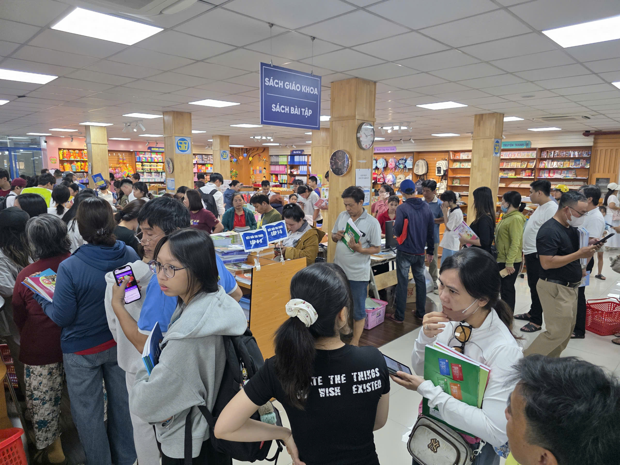 TP Hồ Chí Minh: Phụ huynh xếp hàng dài chờ mua sách giáo khoa