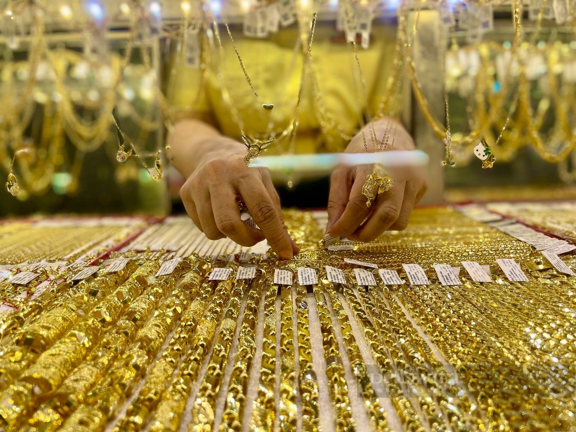 Dòng tiền trú ẩn trở lại, giá vàng còn dư địa đi lên