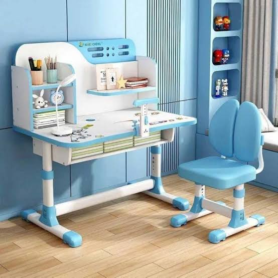 Bàn ghế ‘chống gù, chống cận’ đua giảm giá trước năm học mới