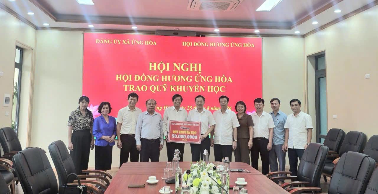 Hội đồng hương Ứng Hòa trao 200 triệu đồng Quỹ Khuyến học trước thềm năm học mới