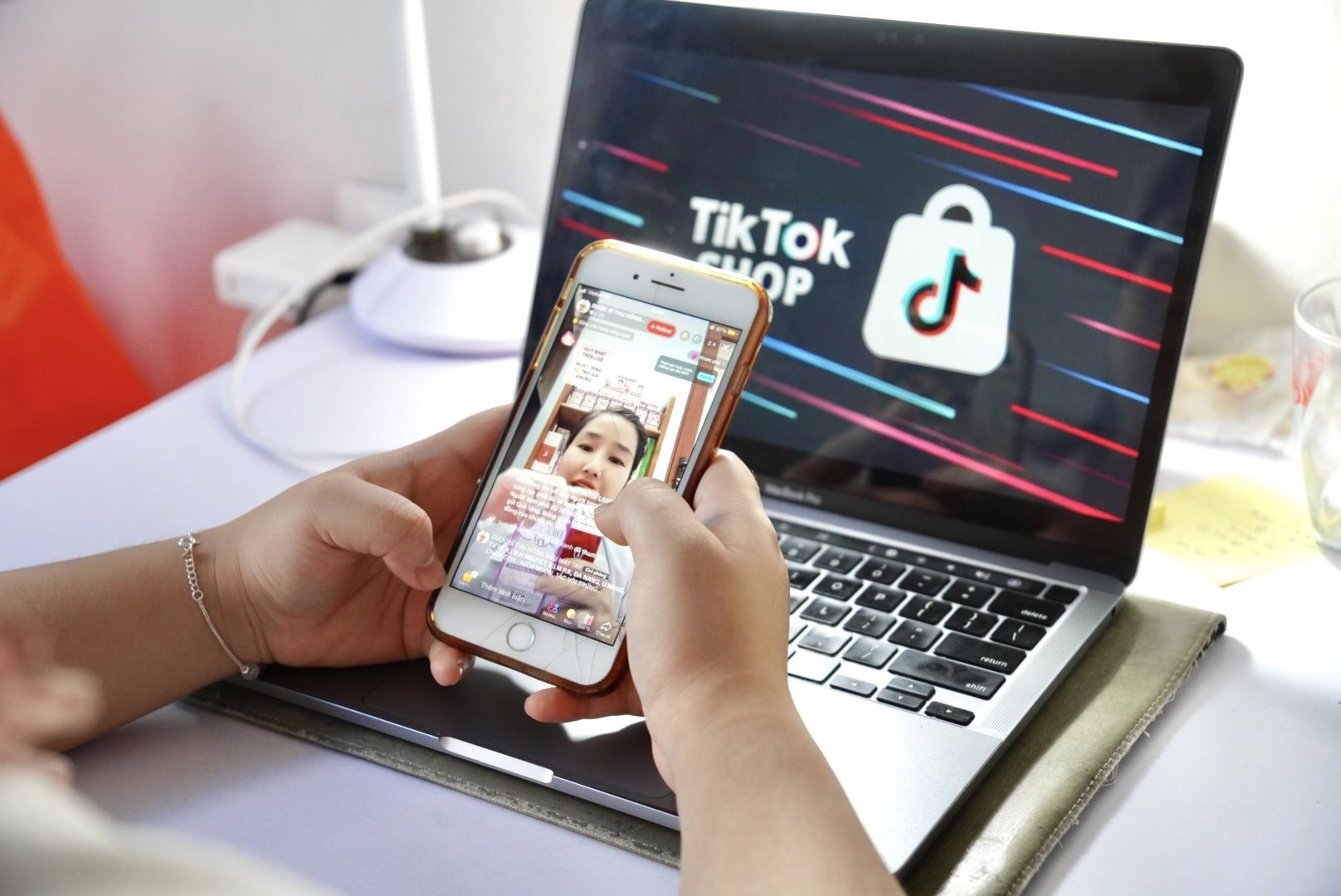 Xác thực người bán livestream Đổi tài khoản có né được trách nhiệm