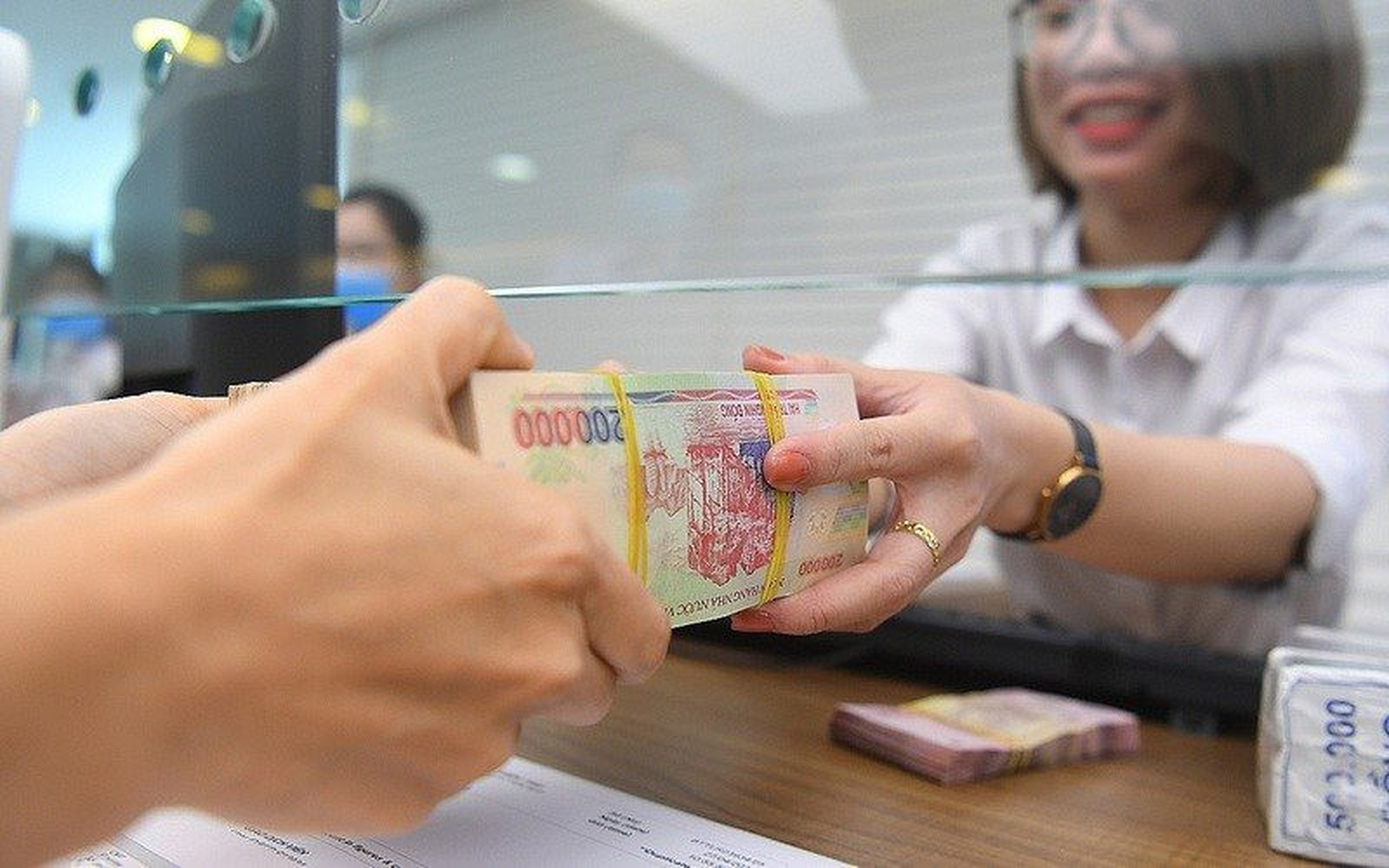 Tiền gửi tăng nhanh hơn tín dụng, thanh khoản ngân hàng bớt căng