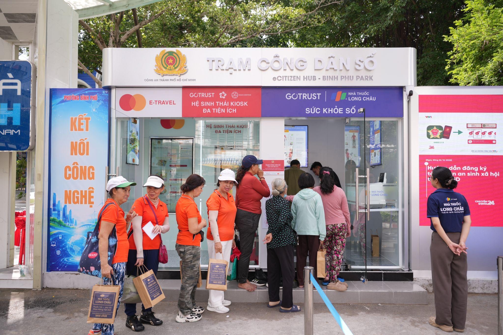 Long Châu - đơn vị y tế tiên phong đồng hành cùng Công an TP.HCM nhân rộng mô hình Trạm Công dân số trong cộng đồng