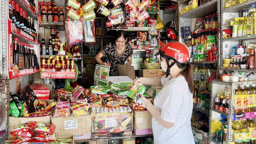 Bán lẻ tăng trưởng, cửa hàng tạp hóa vẫn chật vật giữ khách