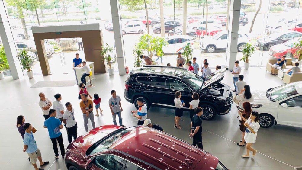 Doanh thu ô tô bất ngờ giảm giữa lúc sức mua chung tăng cao