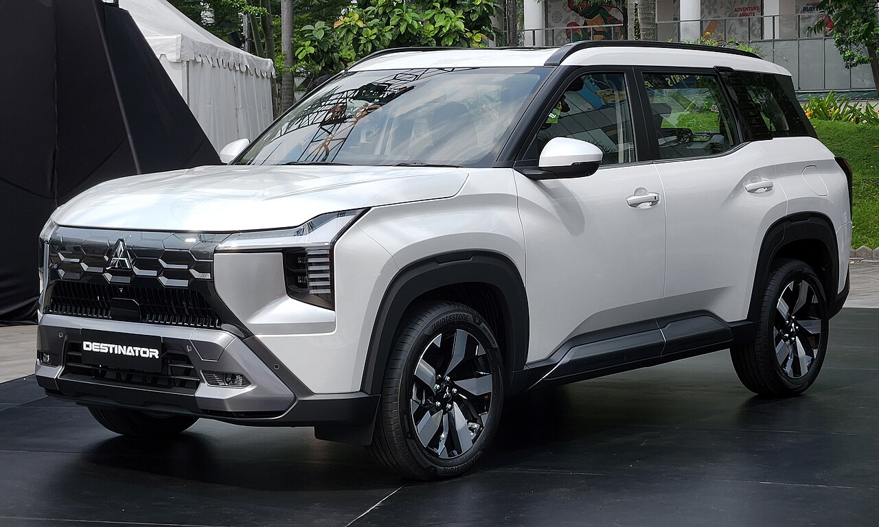 Mua xe 7 chỗ, chọn Destinator hay Ford Everest