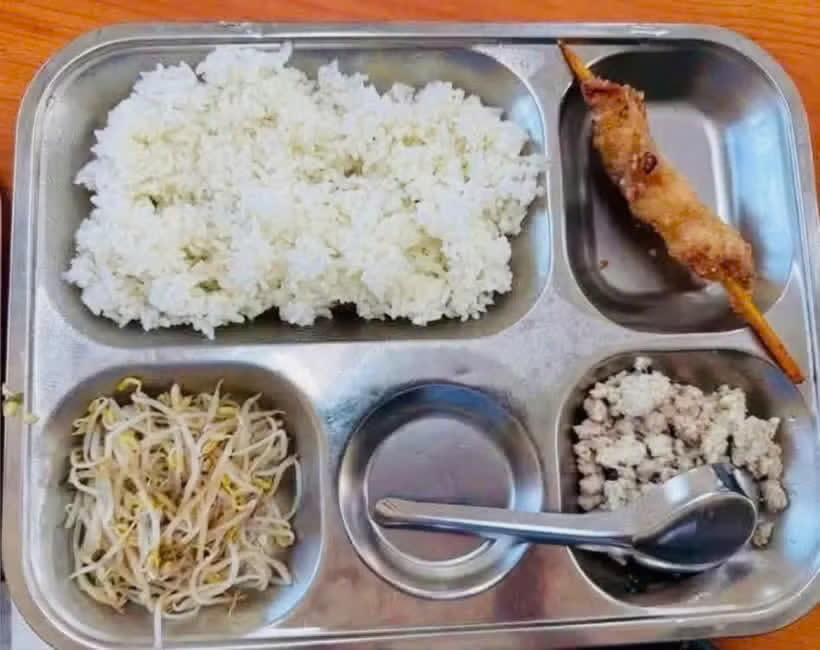 Sau loạt phản ánh về bữa ăn bán trú, Hà Nội yêu cầu rà soát toàn diện