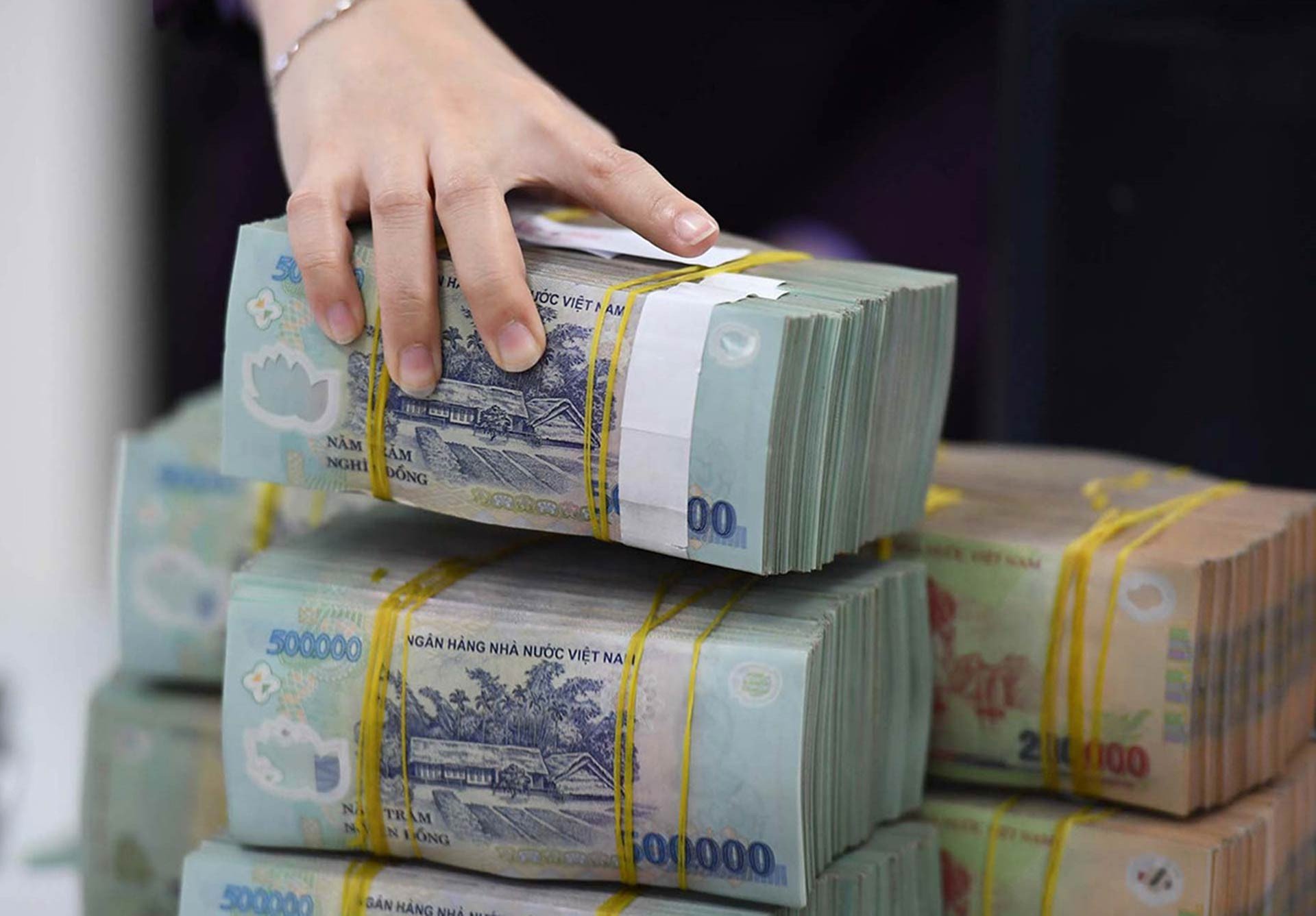 Huy động vốn tăng tốc, lãi suất vẫn neo cao