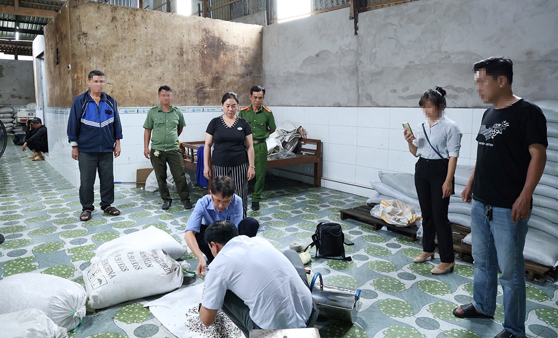 Hàng “xuất dư” từ đâu ra
